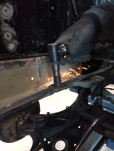 Smerigliatura con scintille sulla scocca di un'auto